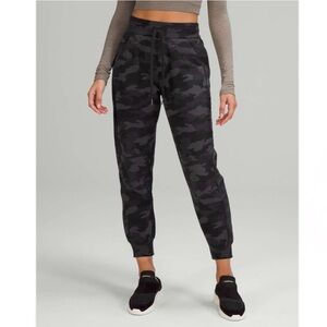 Lululemon Scuba High-Rise Jogger 7/8 Length In Black Camo Size 4